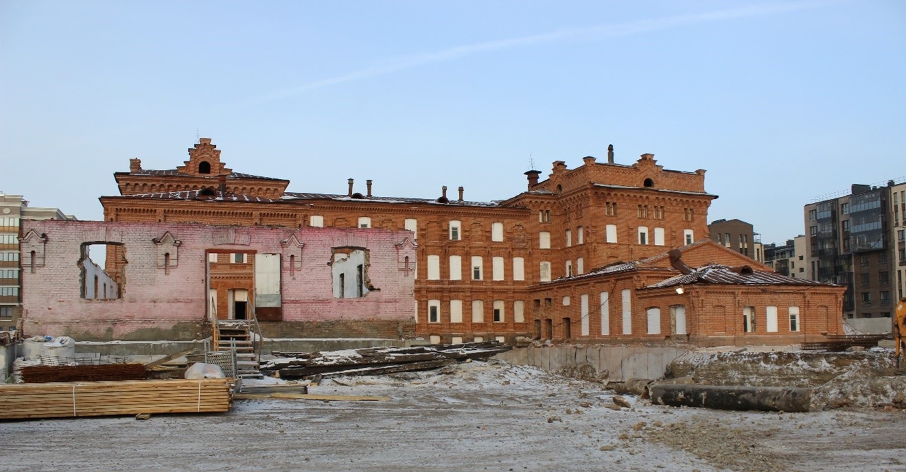 Южный фасад бывшего корпуса Красноярского Казенного винного склада, фото январь 2023 г.