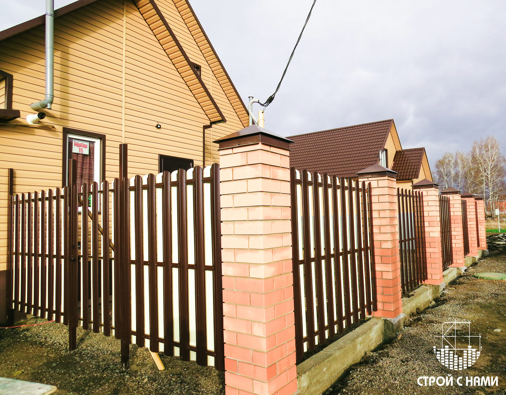 Дом заборов новосибирск. Дом с гаражом и забором. 7024 серый графит жалюзи забор. Заборы в новосибирске. Заборы в новосибирске.