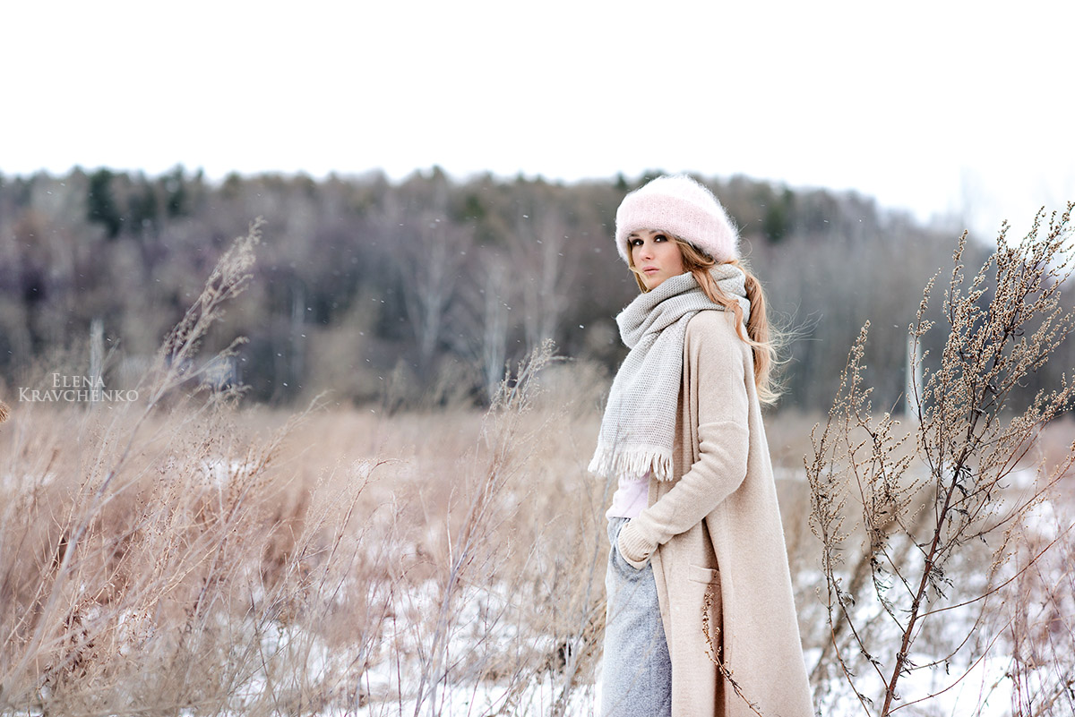 Какую ждем зиму. Девушка в пуховом платке. Зимняя фотосессия в белом платье. Зимняя фотосессия на природе в Светлом. Фотосессия девушка в шали зимой.