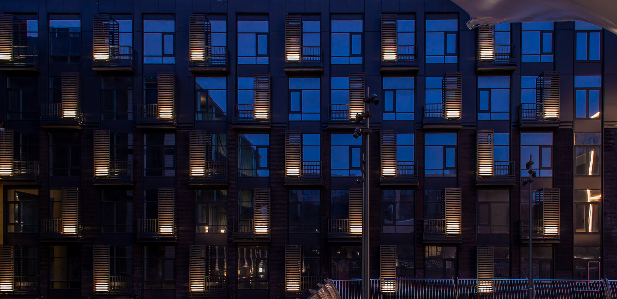 Архитектурная подсветка жилых современных зданий