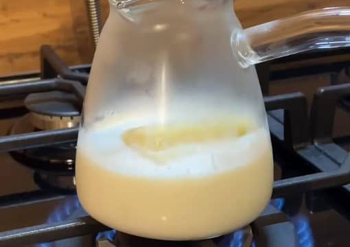 Приготовление белого горячего шоколада в домашних условиях: шаг 3