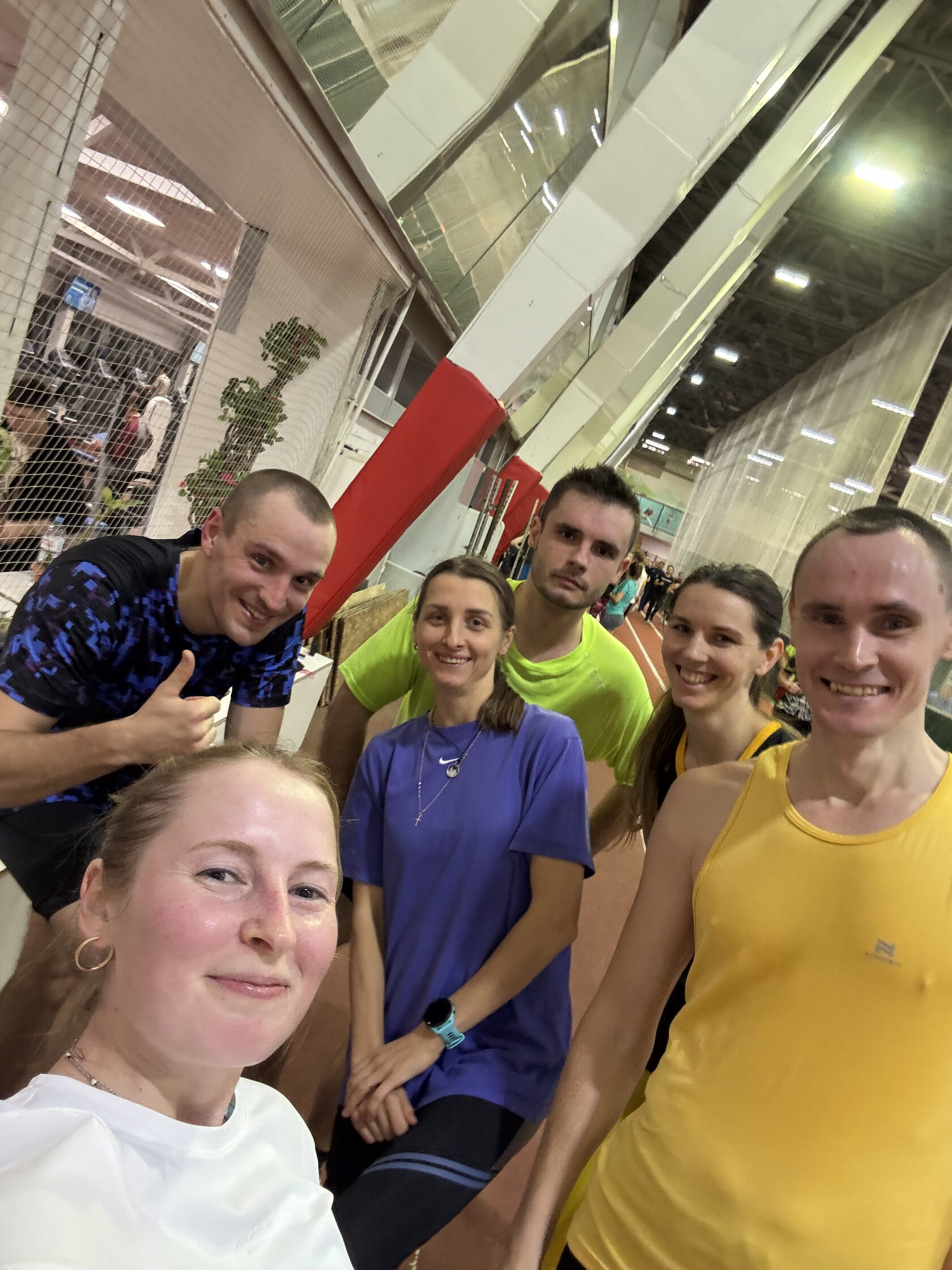 тренер по бегу проводит занятие для начинающих в манеже Алексеева 