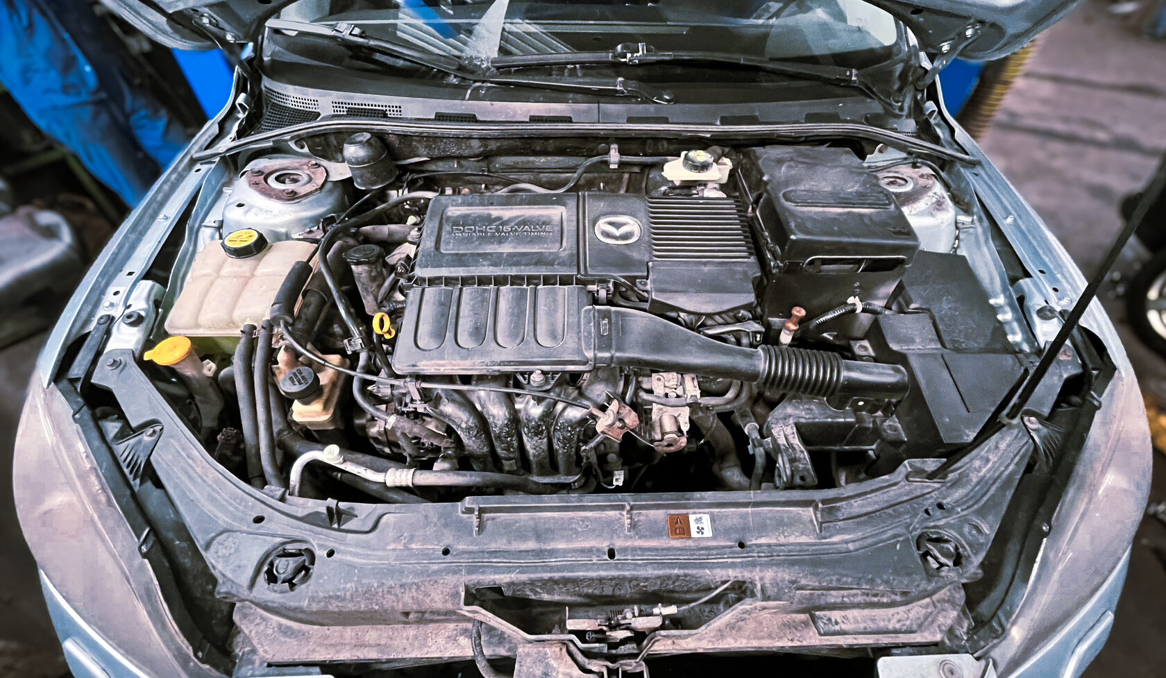 Специалист 4AUTO фиксирует коленвал и распредвалы Mazda 3 перед заменой цепи ГРМ