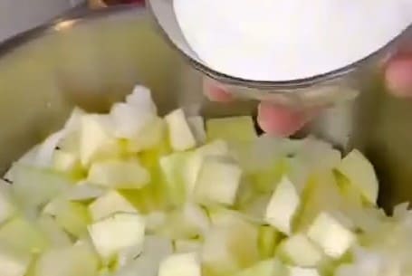 Приготовление кетчупа из кабачков с томатной пастой и луком: шаг 3