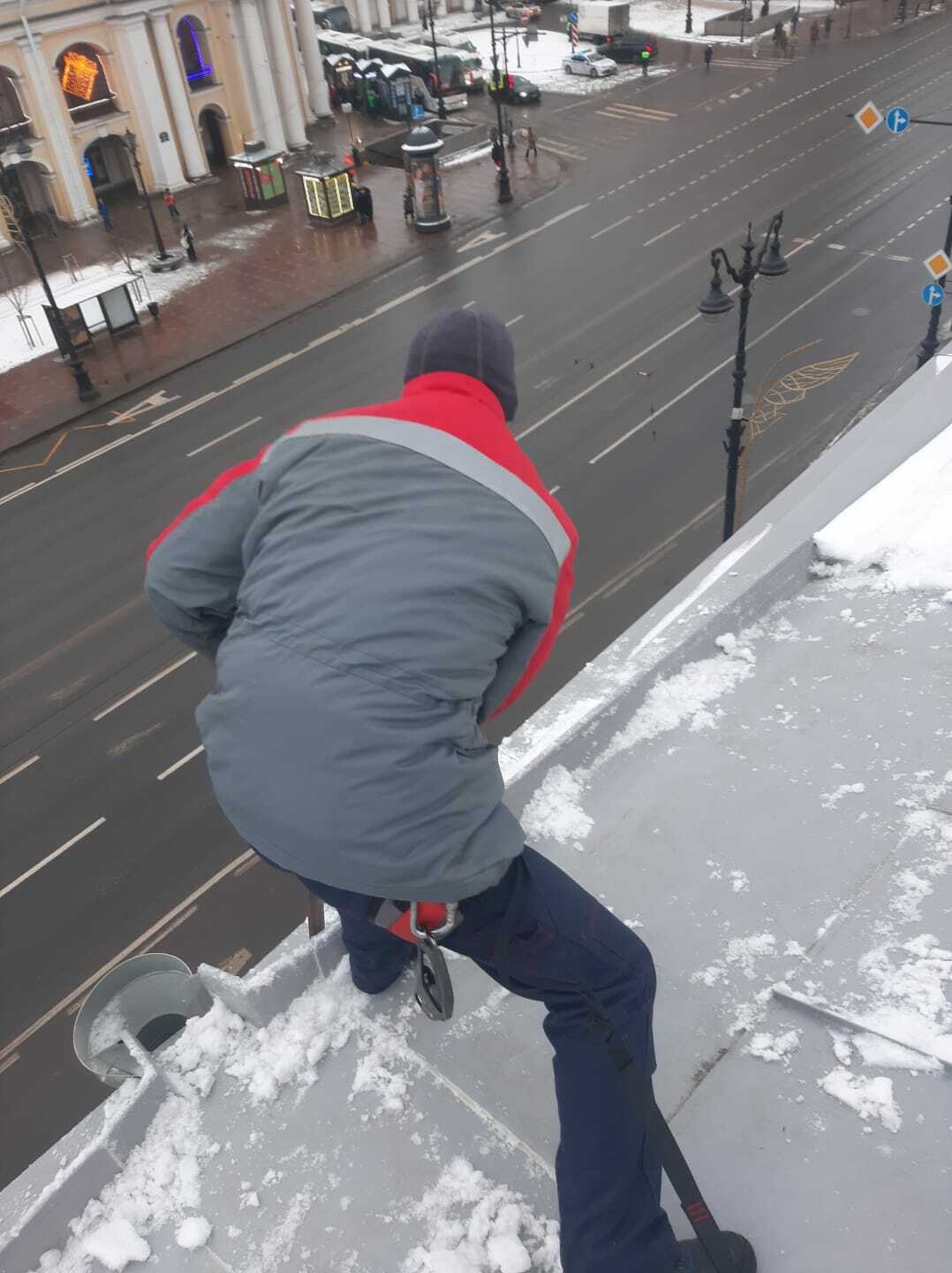 Уборка снега и наледи с кровель многоквартирных домов