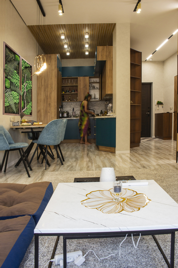 дизайн кухни-гостиной в эко-стиле, с панно из искусственных растений, реечным потолком