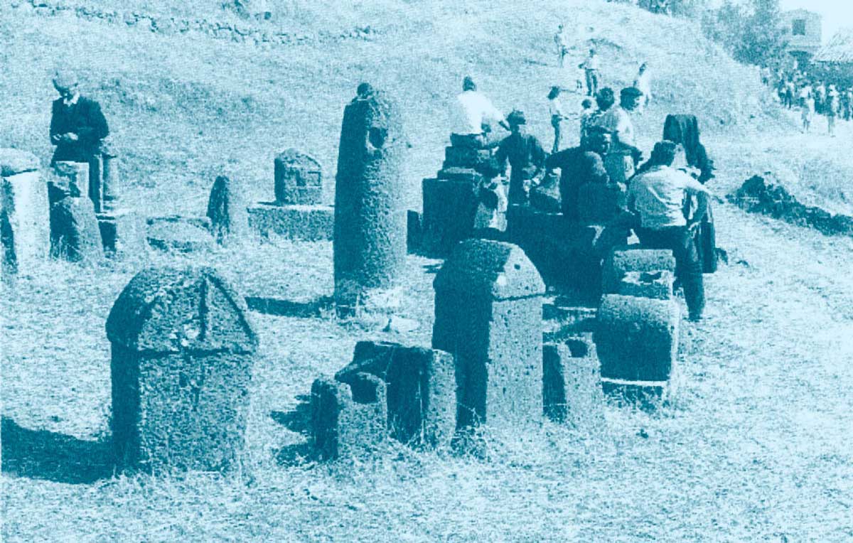 Santuario di Santu Gantine di Sedilo: betilo mammellato nuragico e cippi funerari romani (tratto da La Sardegna nuragica, Edizioni Della Torre, 1977)
