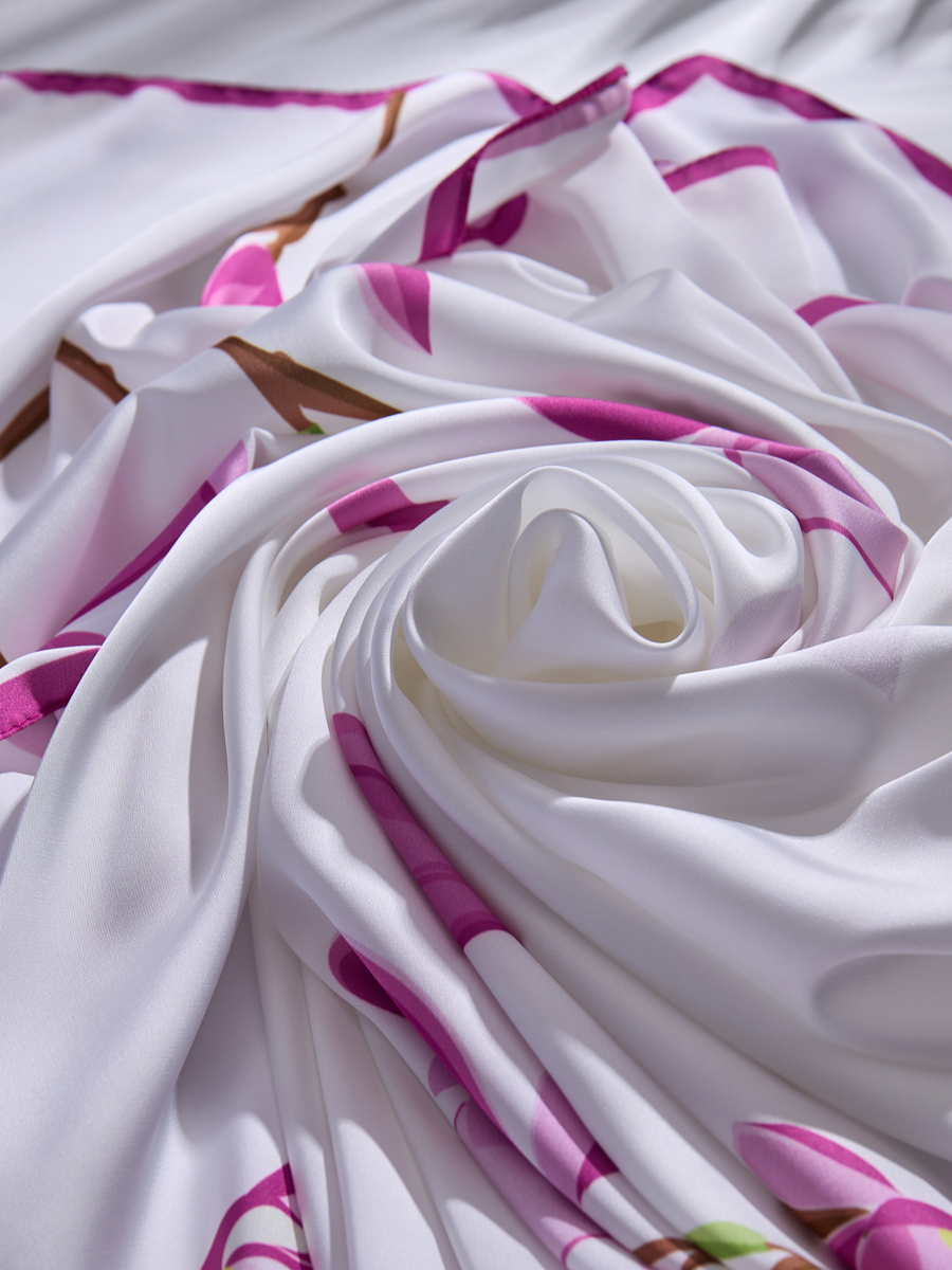 красиво скрученный платок спираль