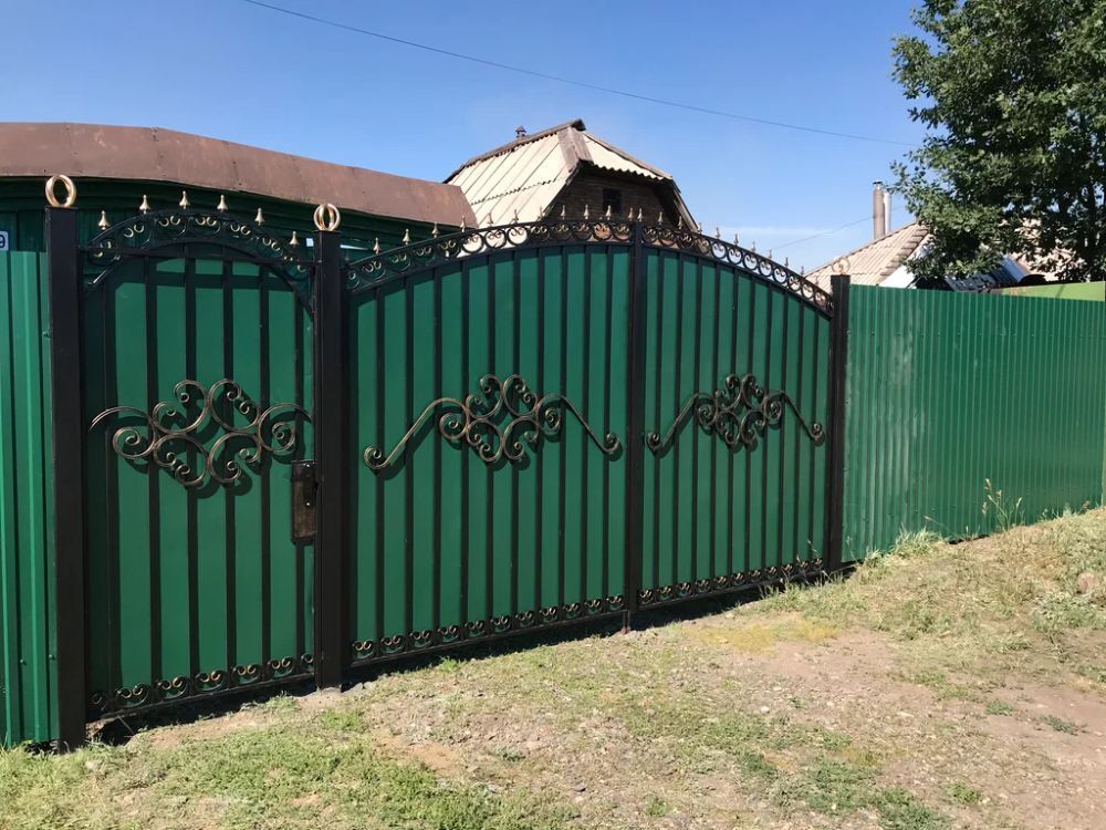 Кованые ворота и калитка с профнастилом в Донецке