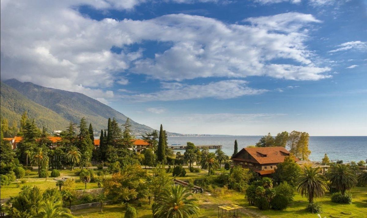 Отдых на прекрасном побережье в Абхазии с возможностью онлайн бронирования жилья. Вас ждут приключения, море, солнце и бесконечная красота природы. Отдых на прекрасном побережье может стать идеальным способом уйти от забот, насладиться неповторимой красотой природы и свежим морским воздухом. Что касается размещения, то в Абхазии есть множество отелей и гостевых домов. Вы можете выбрать тот, который подходит вам по цене и качеству. Бронирование жилья в секторе &quot;частный&quot; позволит вам насладиться уединением и комфортом. Также в Абхазии есть множество кафе и ресторанов, где вы сможете попробовать местную кухню и провести время в приятной компании. В гостеприимной Абхазии вы сможете полюбоваться захватывающим видом на бескрайнее море и закаты, которые заставят ваше сердце биться быстрее.