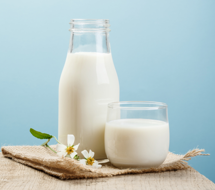 Кабардинское молоко. Молоко. Молочная продукция. Молочные продукты на белом фоне. Кувшин для молока.