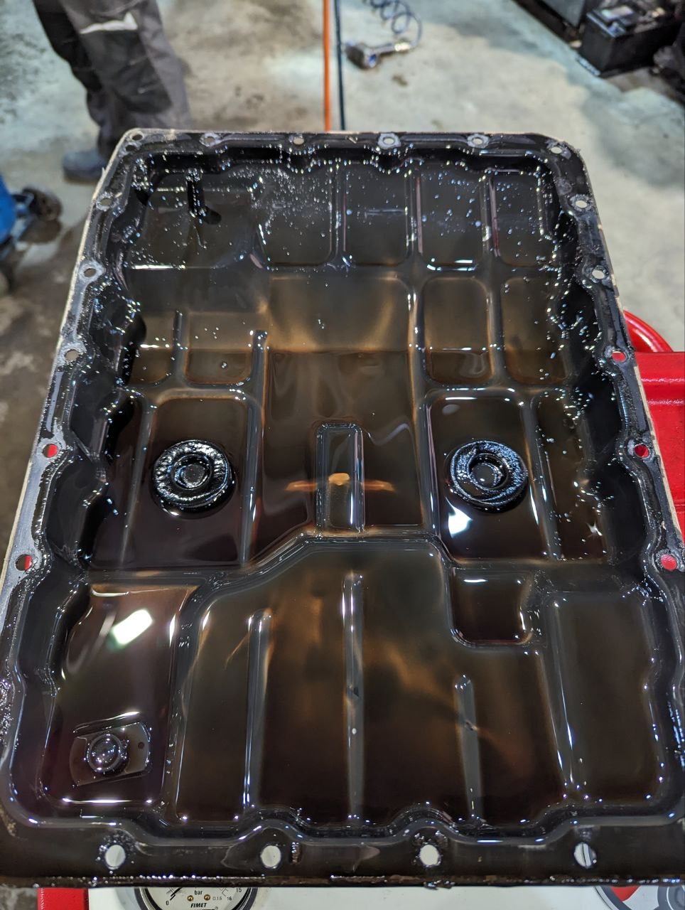 Проверка магнитов поддона на наличие стружки