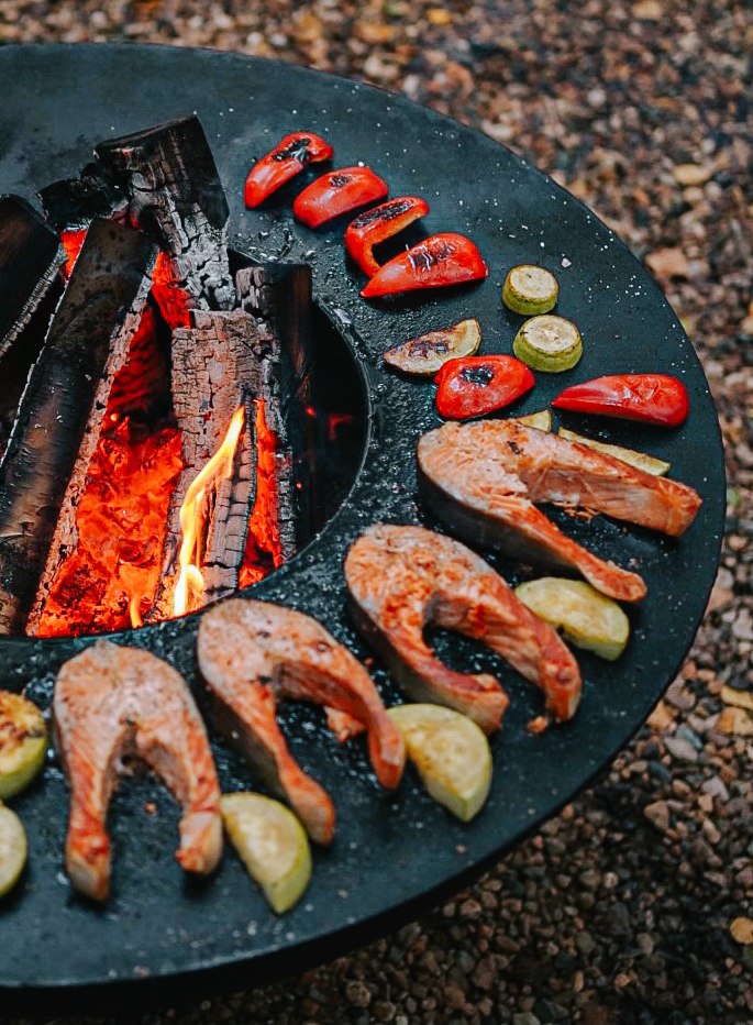 Приготовление еды на гриле возле домика Под кронами в Подмосковье