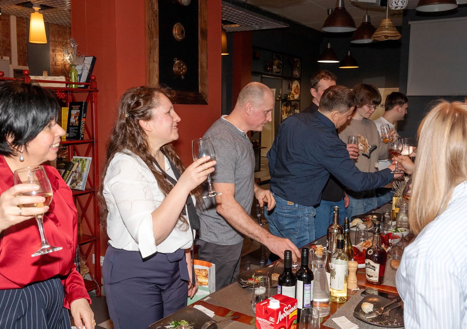 Уютный семейный ужин после готовки в кулинарной студии FoodLoft