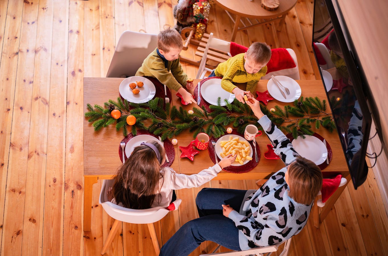 Праздничный ужин в уютном интерьере домика — домашнее празднование Старого Нового года