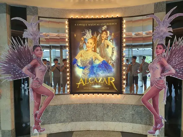 Афиша «Альказар» в фойе с фигурами