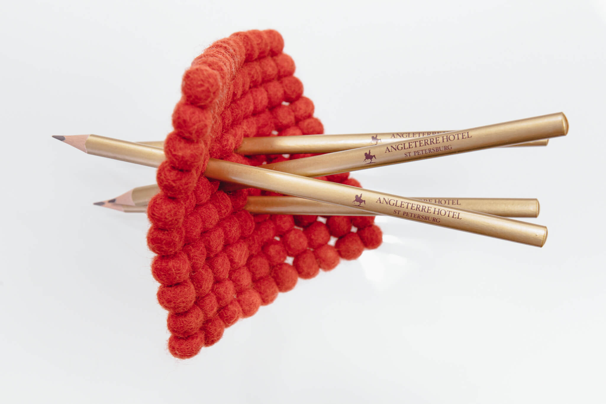 Карандаш с логотипом золотистый с фиолетовой тампопечатью для отеля