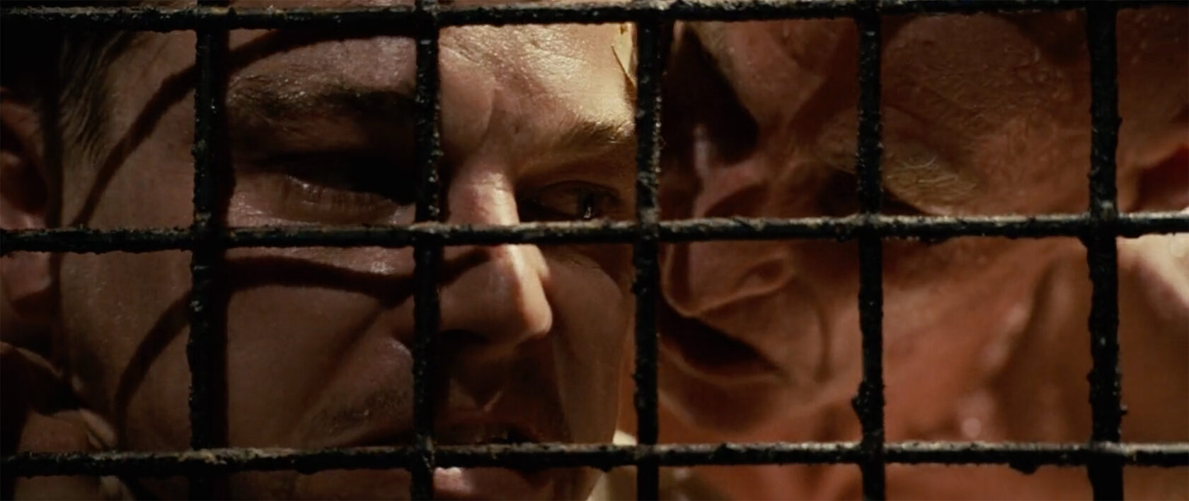 Остров Проклятых Крупный Чокер план