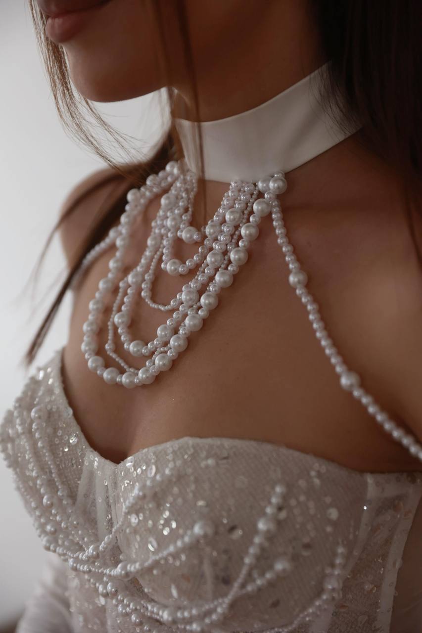 Свадебное платье рыбка с жемчужным чокером