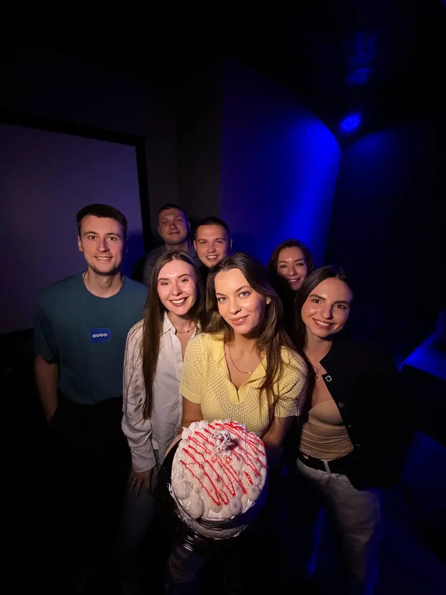 Компания с тортом
