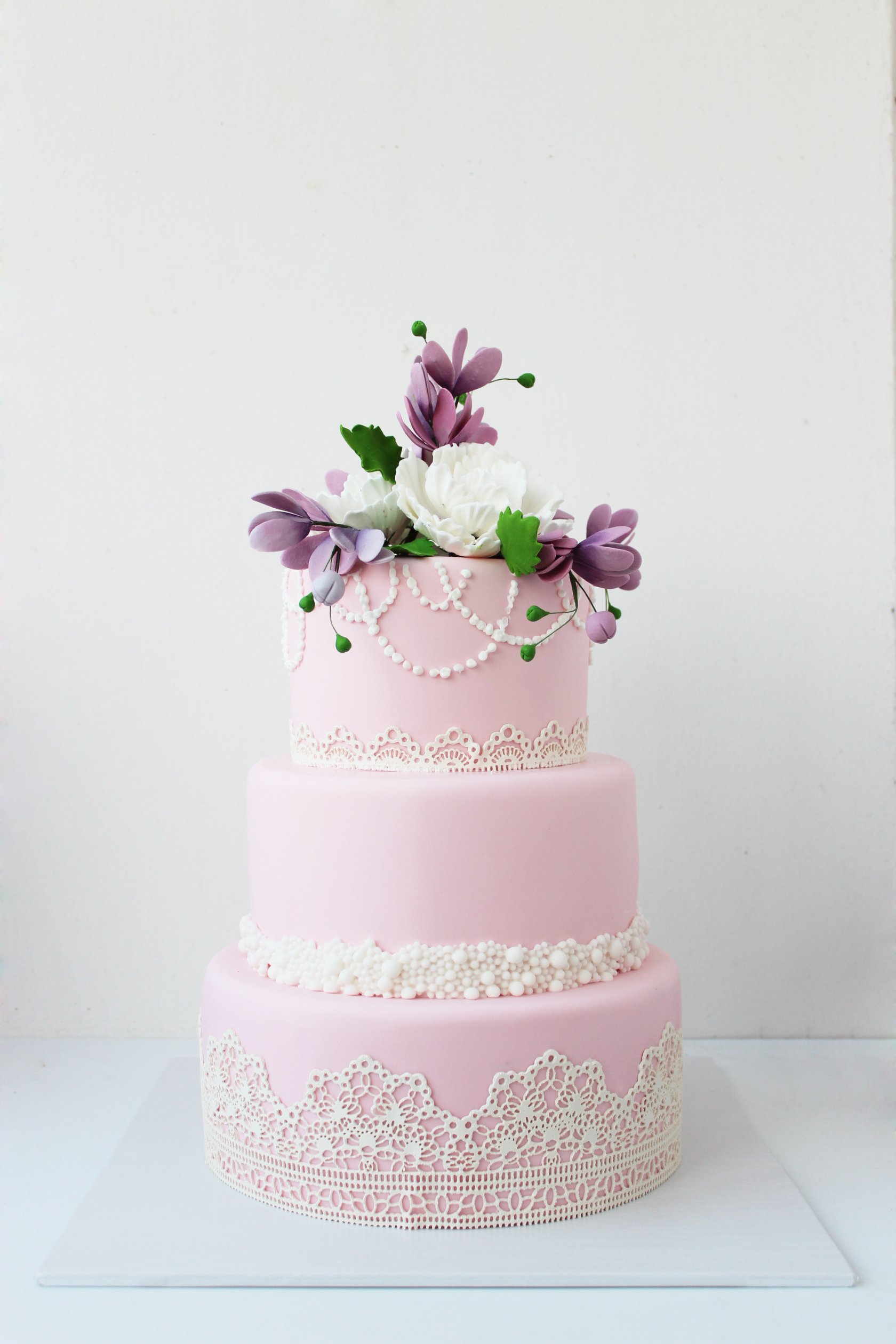 Свадебный торт Классика с розами из мастики