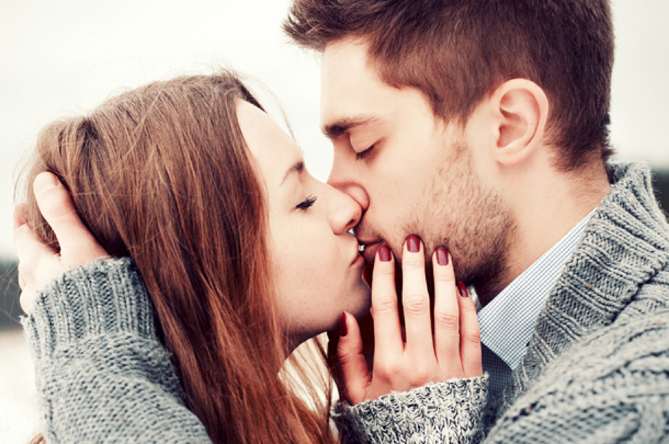 Что означает когда мужчина целует. Объятия. Дружеский поцелуй. Объятия влюбленных. Влюбленные парочки.