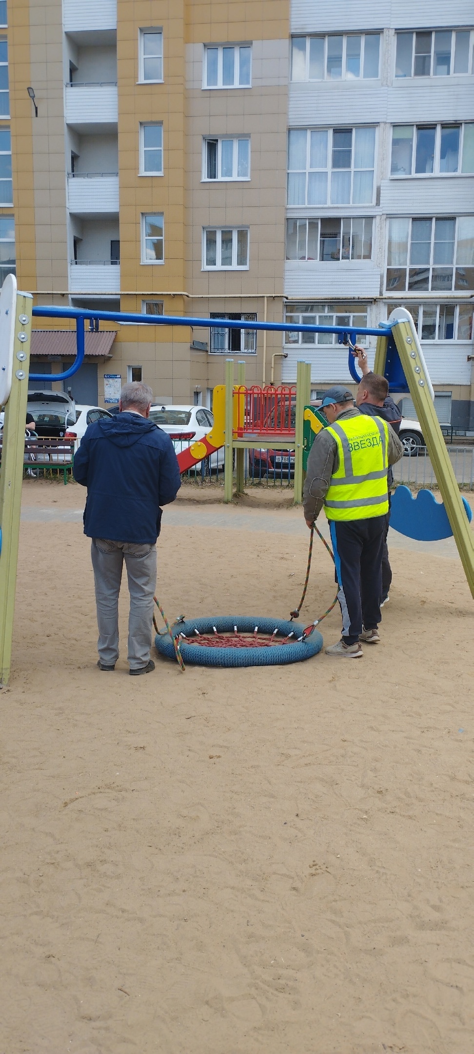 Ремонт и установка качелей \"гнездо\" на детской площадке по адресу: г ...