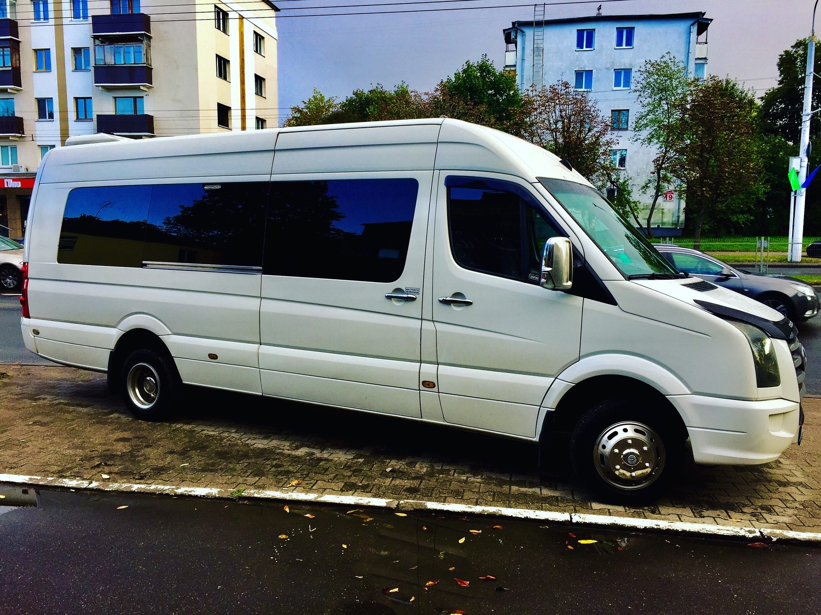 Аренда пассажирского микроавтобуса. Volkswagen Crafter белый. Микроавтобус Volkswagen Crafter. Микроавтобус Фольксваген Крафтер белый. Фольксваген Крафтер трансфер.