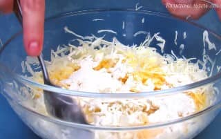 Приготовление капустных оладий из сырой капусты на сковороде: шаг 5