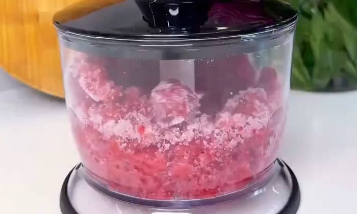 Приготовление клубничного лимонада с газированной водой: шаг 2