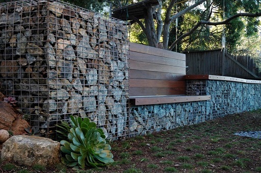 Ограда из габионов с деревянной скамейкой