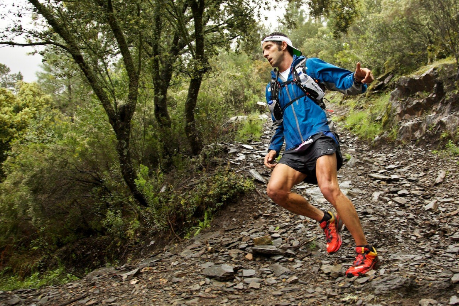 Run ex. Бег по пересеченной местности. Пешие прогулки по пересеченной местности. Кросс бег по пересеченной местности. Спортсмен в горах.