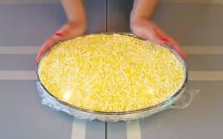 Приготовление салата «Грибная поляна» с шампиньонами и курицей: шаг 12