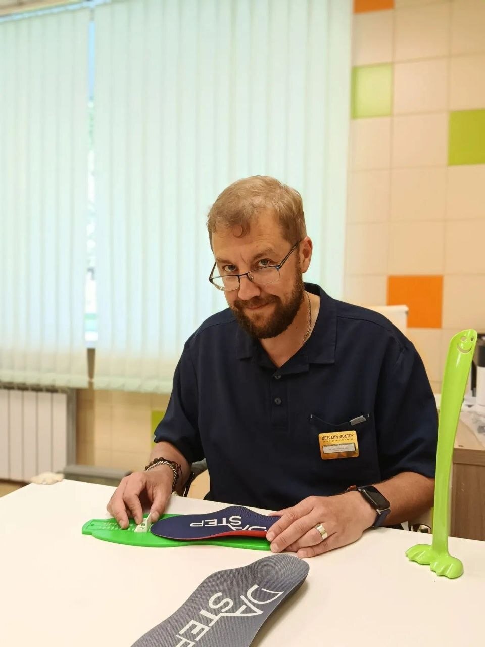 Специалист подбирает размер стельки Dastep по стопомеру