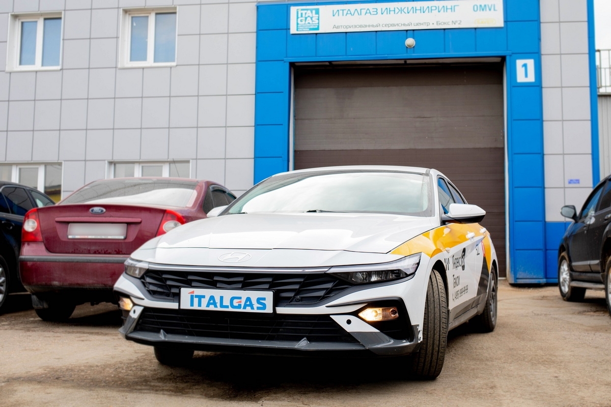 Установка итальянского метанового ГБО OMVL DREAM-4 на Hyundai Elantra 2023 года, цилиндрический баллон 100 л, современная газовая система