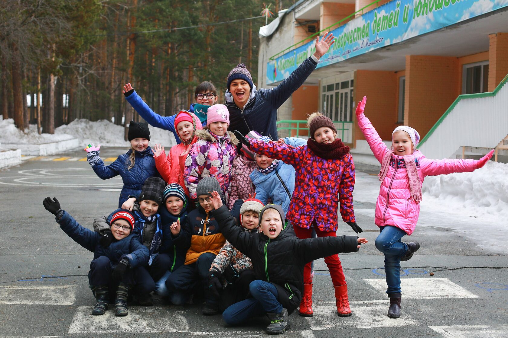 Каникулы продлят до 1. Юникэмп лагерь Новосибирск. Зимний языковой лагерь. Зимние каникулы в лагере. Лагерь зимой.