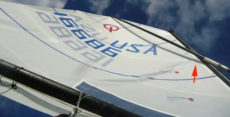 складка на парусе класса Optimist у передней шкаторины