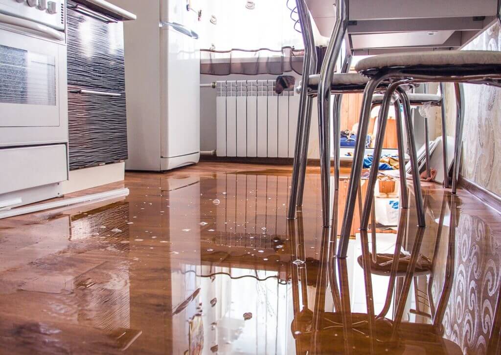 Затопленная квартира: то, чего можно избежать, если использовать детекторы утечки воды