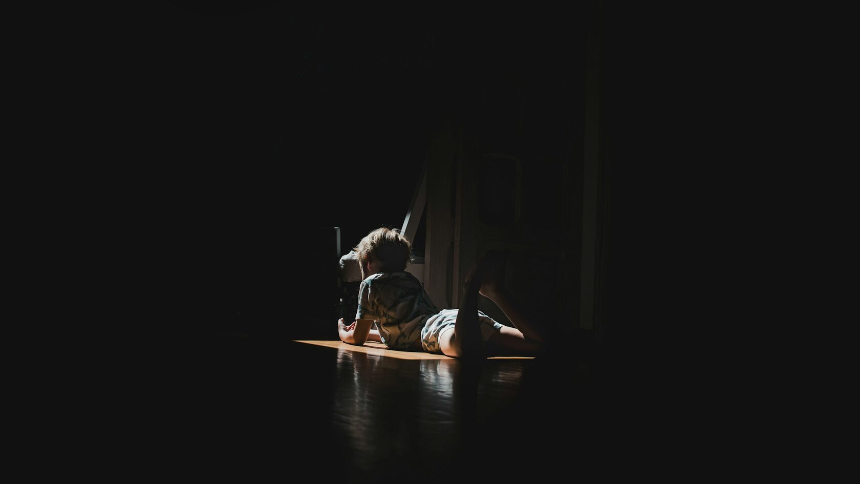 Наставник VINIYOGA в спокойной дыхательной практике — светлое помещение, мягкое освещение