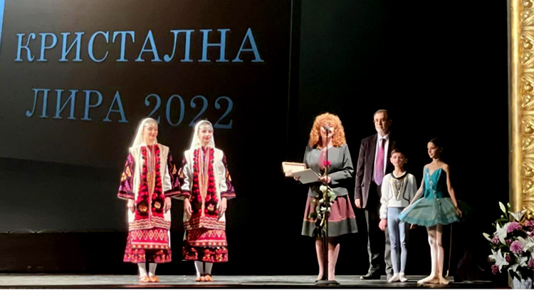 Олга Бузина с елегантна рокля от Ефреа на церемония за награждаване с Кристална Лира 2022