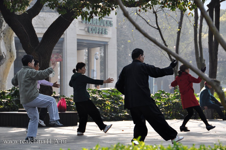 Раннее утро в Ханчжоу. 7-15. В это время на берег озера приходят утренние китайцы заниматься энергетическими практиками.
