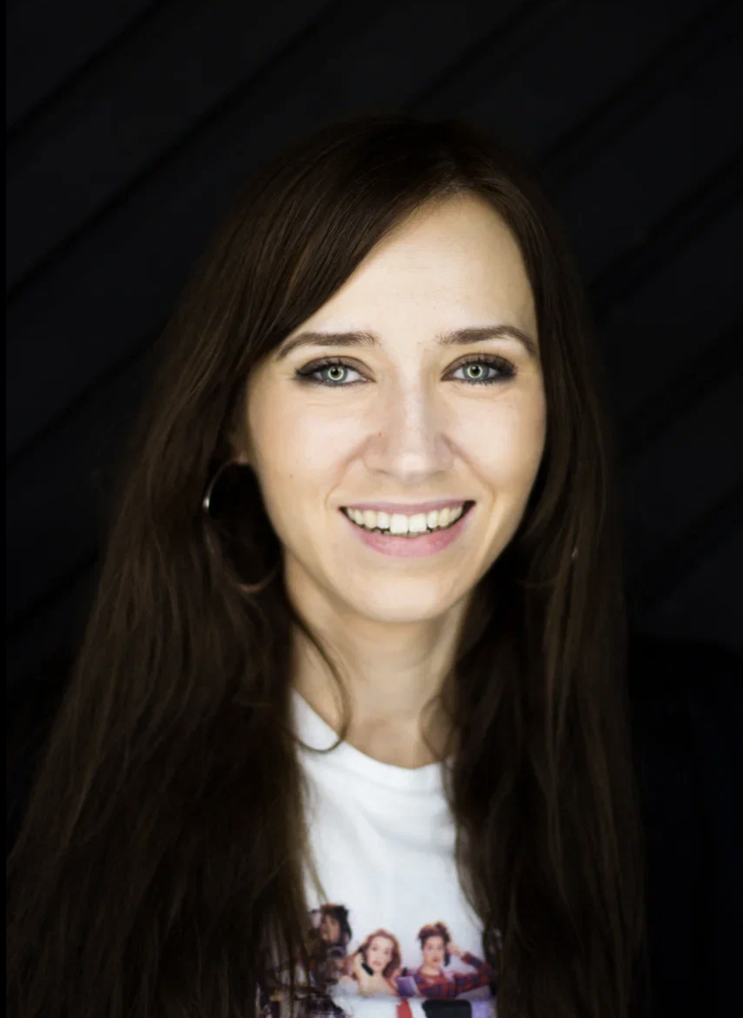 Приветствую всех! Я – Senior UI/UX Product Designer с опытом 10+ лет. Проектирую дизайны, которые приносят бизнесу реальные результаты: рост, конверсию, удержание пользователей.    Ищу продуктовую команду, где мой опыт принесёт пользу. Работала с B2B, B2C и SaaS-продуктами полного цикла – от исследований до запуска. Строила дизайн-системы с нуля, проводила A/B-тесты и CustDev.