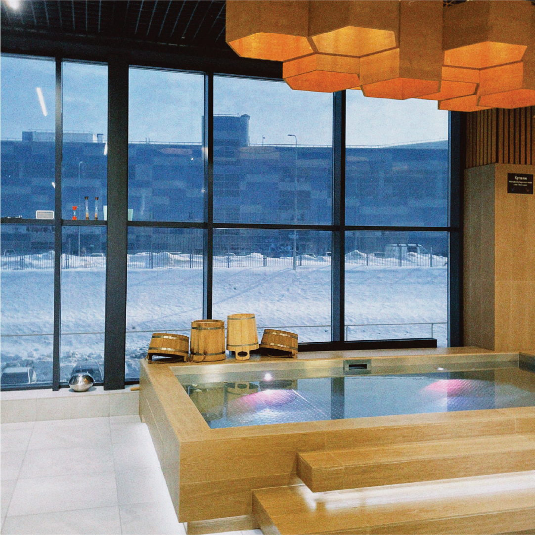 Купель оздоровительного комплекса "Баня 37" в мужском классе открывает панорамный вид на горы.