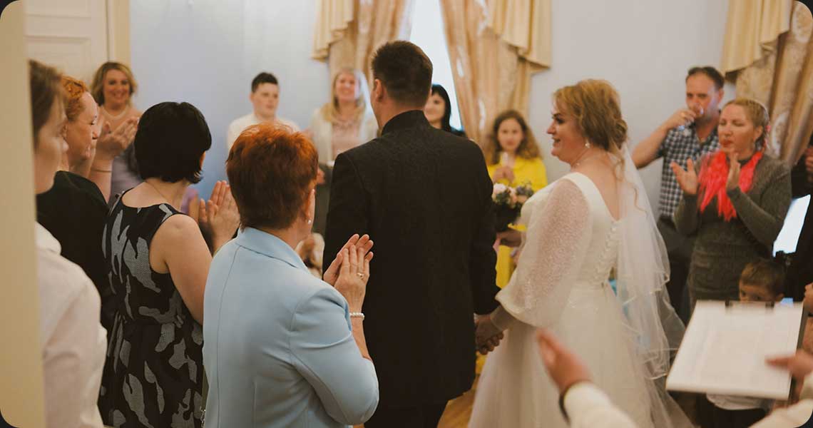 молодожёны на свадебном банкете