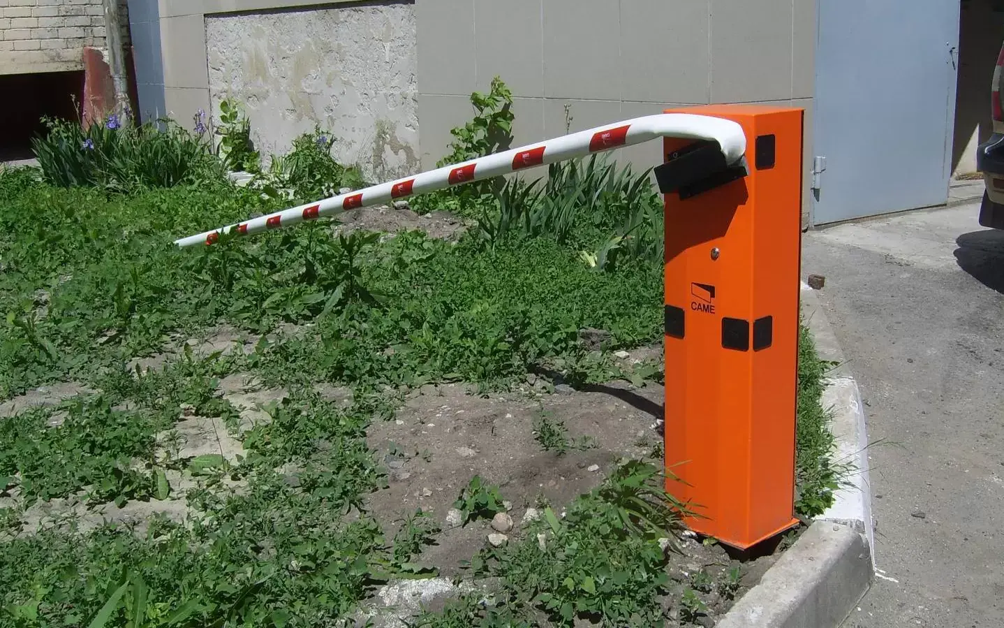 Подъёмный шлагбаум во дворе