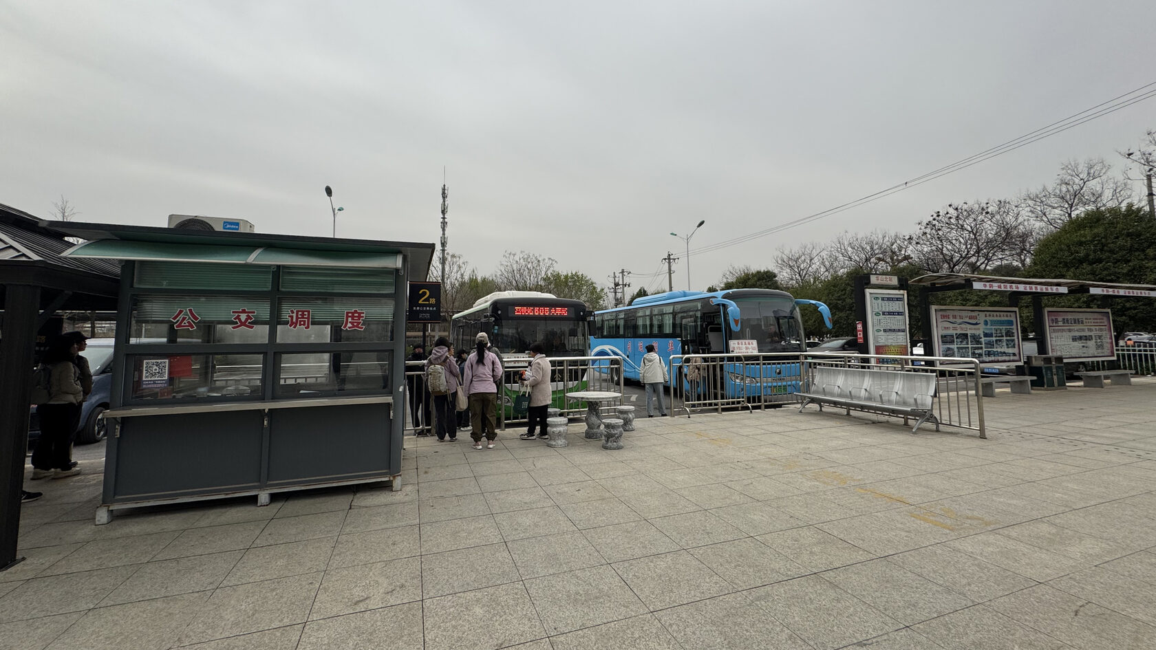 Остановка бесплатных автобусов до Huashan Visitor Center