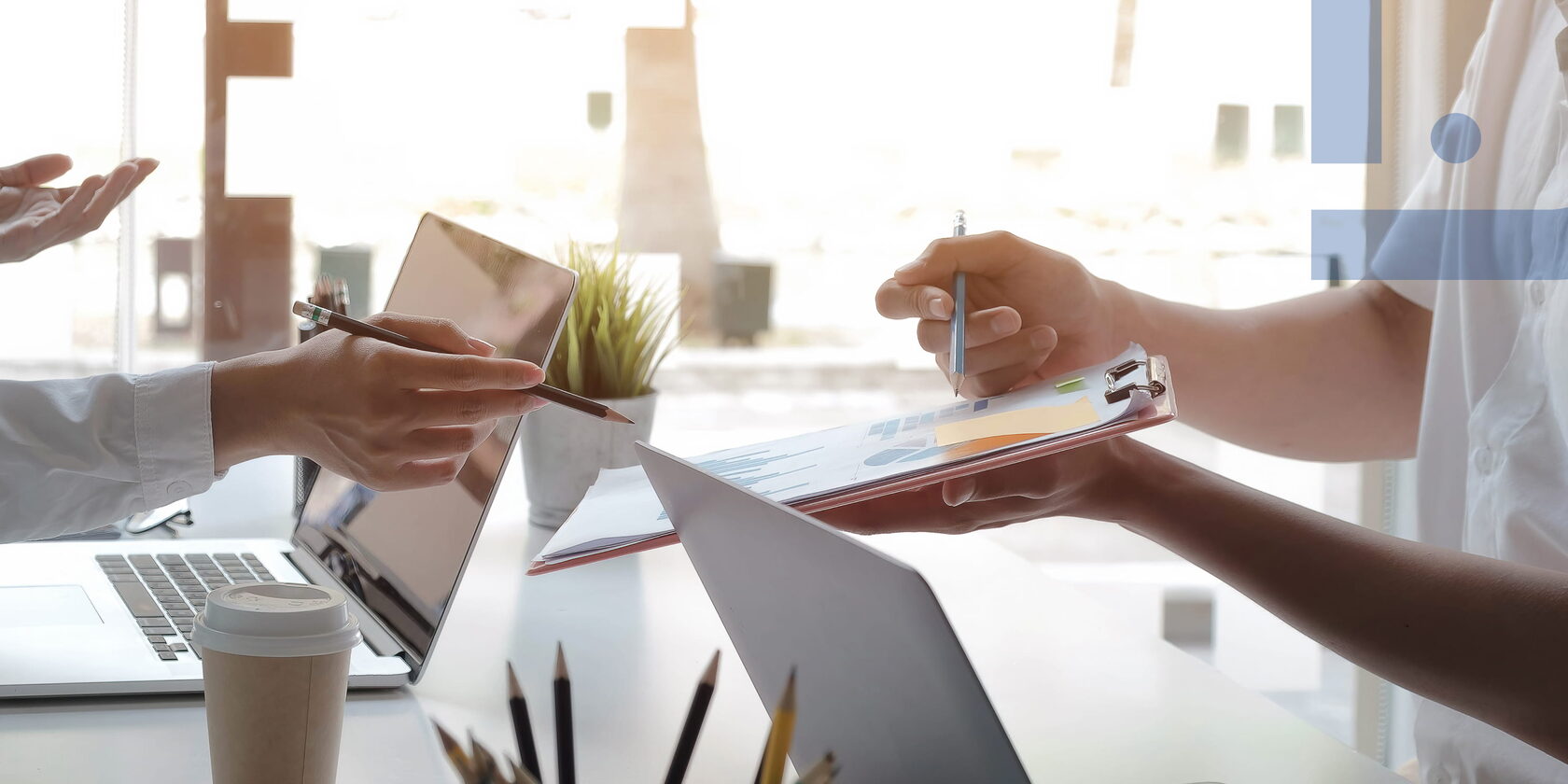Discussion of work documents and business indicators in the office as an example of constructive feedback, process analysis and management communication using the SBI model.