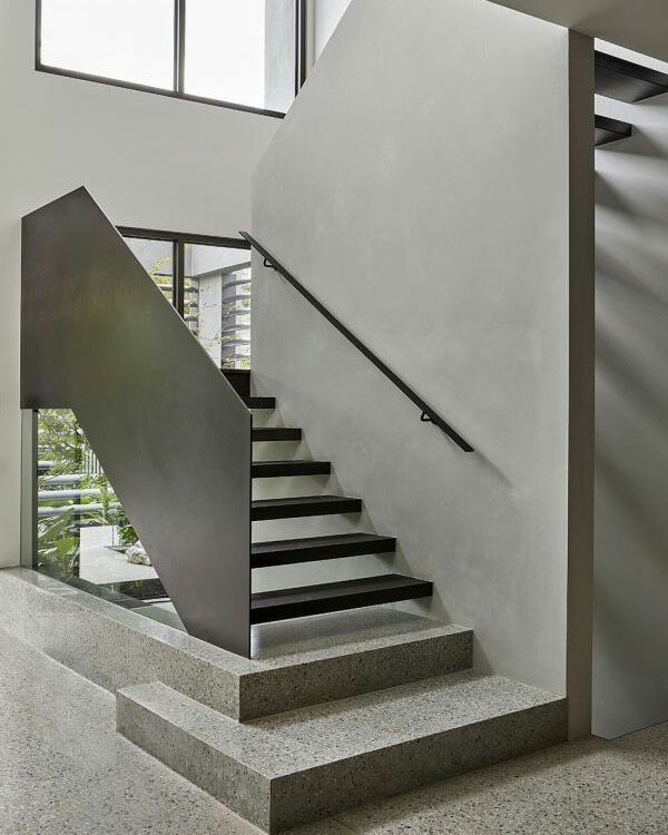 Дизайнерская лестница: металл, бетон и дерево