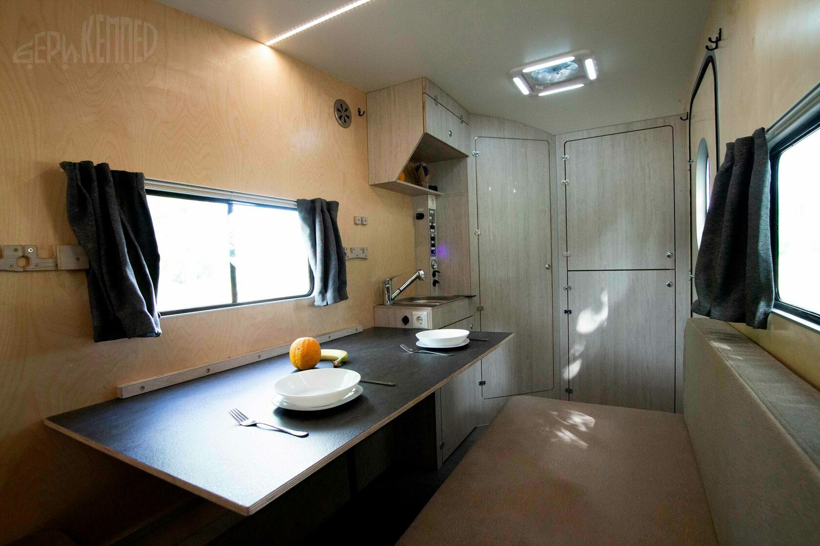 Купить дом на колесах Лось | Автодом Лось с санузлом и кухней по цене ...