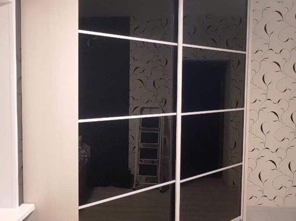 Угловой шкаф купе трапециевидный с черными стеклами лакобель - Пример ...